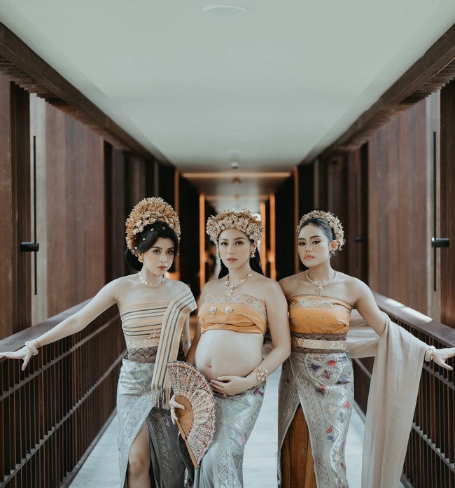 Istri Vincent Verhaag itu tampil memukau mengenakan baju adat payas agung. Jessica memadukan kain Bali berwarna kuning kecoklatan dengan bros serta aksesori berwarna emas. Foto: Instagram/@inijedar