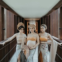 Istri Vincent Verhaag itu tampil memukau mengenakan baju adat payas agung. Jessica memadukan kain Bali berwarna kuning kecoklatan dengan bros serta aksesori berwarna emas. Foto: Instagram/@inijedar