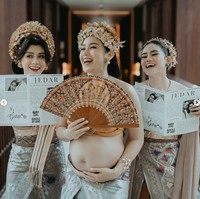Wanita yang akrab disapa Jedar itu juga tampak memamerkan bare baby bump di perutnya yang sudah semakin besar. Diketahui di pemotretan tersebut Jedar juga menjalani sesi pemotretan solo, dirinya sendiri tanpa ditemani para sahabatnya. Foto: Instagram/@inijedar
