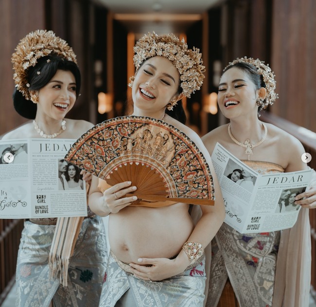 Salah satu yang tak kalah bikin netizen salfok ialah perut Jedar yang masih tampak mulus meski sudah hamil anak ketiga. “Cantik bgt .. dan salfok perutnya mulusss bgt,” komentar salah seorang netizen. “Salfok sama perutnya mulus banget anjir,” tambah netizen lain. Foto: Instagram/@inijedar