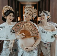 Salah satu yang tak kalah bikin netizen salfok ialah perut Jedar yang masih tampak mulus meski sudah hamil anak ketiga. “Cantik bgt .. dan salfok perutnya mulusss bgt,” komentar salah seorang netizen. “Salfok sama perutnya mulus banget anjir,” tambah netizen lain. Foto: Instagram/@inijedar