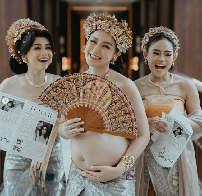 Jessica sendiri saat ini diketahui tengah hamil anak ketiganya yang berjenis kelamin perempuan. Pesona bumil pun kian terpancar di diri Jessica Iskandar. Foto: Instagram/@inijedar