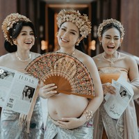 Jessica sendiri saat ini diketahui tengah hamil anak ketiganya yang berjenis kelamin perempuan. Pesona bumil pun kian terpancar di diri Jessica Iskandar. Foto: Instagram/@inijedar