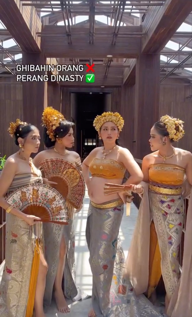 Bersama para sahabatnya, Jedar juga menyempatkan diri membuat video di sela-sela pemotretan mereka. Ekspresi bahagia tampak begitu terpancar dari wajah Jessica. Foto: Instagram/@inijedar