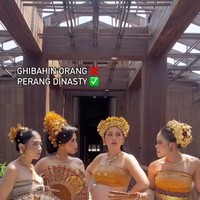 Bersama para sahabatnya, Jedar juga menyempatkan diri membuat video di sela-sela pemotretan mereka. Ekspresi bahagia tampak begitu terpancar dari wajah Jessica. Foto: Instagram/@inijedar