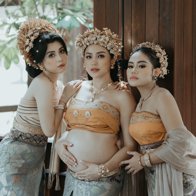 Istri Vincent Verhaag, Jessica Iskandar, kembali menjalani pemotretan kehamilan anak ketiga. Kali ini wanita 36 tahun itu memilih tampil dengan pakaian adat Bali. Foto: Instagram/@inijedar