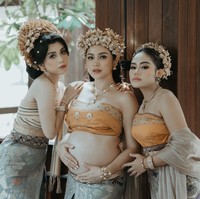 Istri Vincent Verhaag, Jessica Iskandar, kembali menjalani pemotretan kehamilan anak ketiga. Kali ini wanita 36 tahun itu memilih tampil dengan pakaian adat Bali. Foto: Instagram/@inijedar