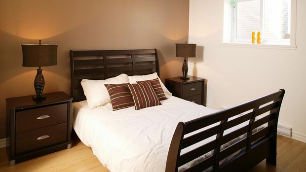 Kamar Tidur Cokelat dan Putih residential modern bedroom