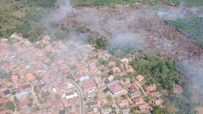 Karhutla di Sungai Rotan Muara Enim mendekati rumah warga.