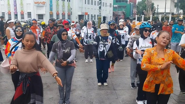 Kemeriahan Akhir Pekan di Malioboro, Ada Flashmob-Jamu Gratis Beginilah suasana akhir pekan di Jl Malioboro tepatnya di Titik Nol KM Yogyakarta. Ada keriuhan flashmob hingga bagi-bagi jamu gratis.