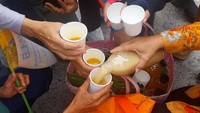 Selain menikmati suasana khas Malioboro, wisatawan juga bisa berjalan-jalan, berswafoto, belanja hingga mencicipi kuliner khas Yogyakarta. Seperti minum jamu gratis ini.