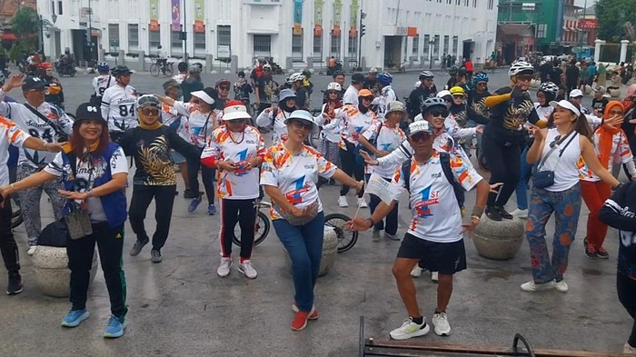 Kemeriahan Akhir Pekan di Malioboro, Ada Flashmob-Jamu Gratis Beginilah suasana akhir pekan di Jl Malioboro tepatnya di Titik Nol KM Yogyakarta. Ada keriuhan flashmob hingga bagi-bagi jamu gratis.