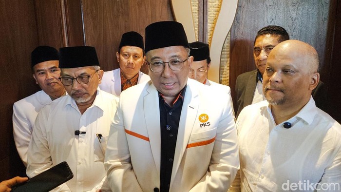 Ketua DPW PKS Jabar, Haru Suandharu didampingi Bapaslon Ahmad Syaikhu-Ilham Habibie