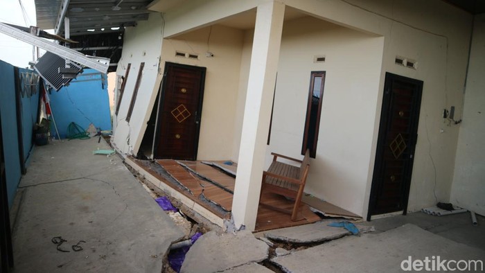 Kondisi rumah rusak akibat tanah gerak di pinggir Sungai Juwana, Desa Purworejo, Kecamatan Pati, Pati, Minggu (8/9/2024).