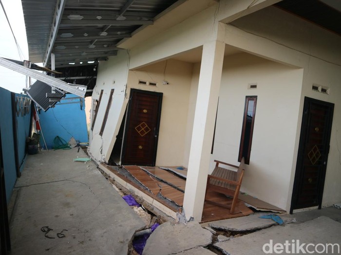 Kondisi rumah rusak akibat tanah gerak di pinggir Sungai Juwana, Desa Purworejo, Kecamatan Pati, Pati, Minggu (8/9/2024).