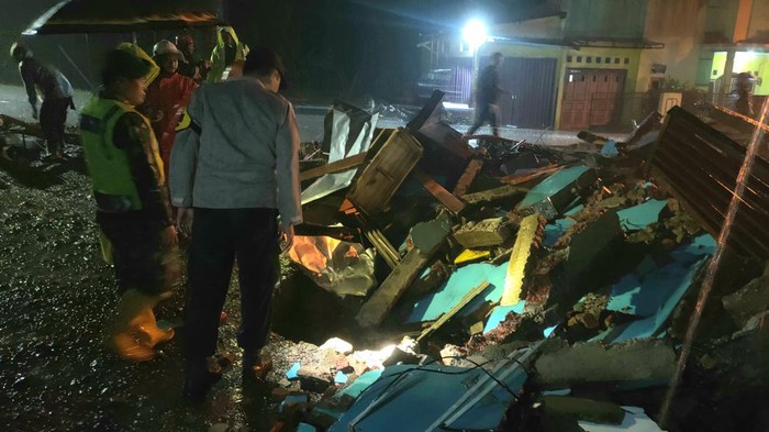 Kondisi rumah warga Dukuh Pesurupan, Desa Winduaji, Kecamatan Paguyangan, Brebes, yang roboh Minggu (8/9/2024) malam pukul 19.30 WIB.