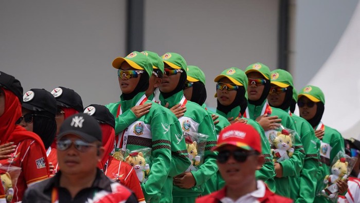 Atlet drum band putri Sumatra Utara memnyanyikan lagu Bagimu Negeri usai menjuarai Lomba Berbaris Jarak Pendek (LBJP) 400 meter di ajang Pekan PON XXI Aceh-Sumut di Sport Centre, Deliserdang, Sumatra Utara, Minggu (8/9/2024). (PB PON XXI ACEH-SUMUT/Mirza Baihaqie)