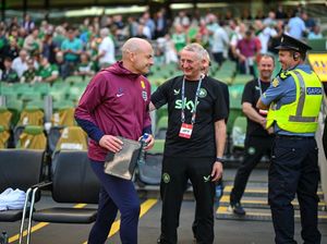 Momen Lucu Pelatih Inggris Nyelonong Duduk di Bench Irlandia