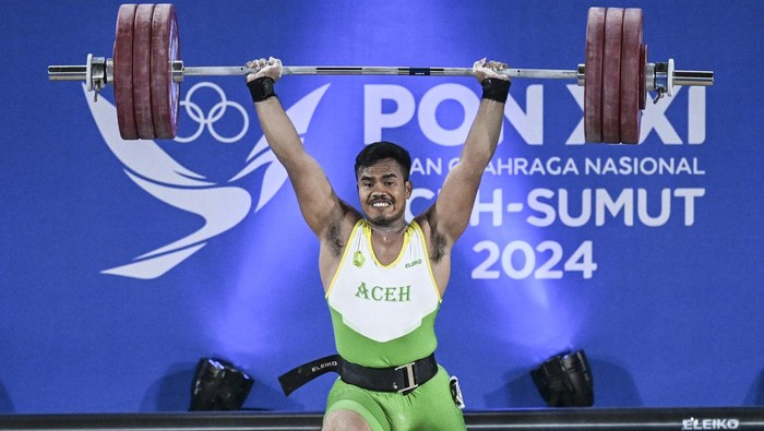 Lifter Dimas Setiya Darma Pecahkan Rekor Nasional di PON XXI Lifter Aceh Dimas Setiya Darma (tengah), ifter Jawa Tengah Henokh Aldi Saputra (kiri), dan lifter Lampung Roy Samsul Bahri berfoto bersama usai bertanding dalam kelas 102 kg putra PON XXI Aceh-Sumut 2024 di GOR Seuramoe Angkat Besi Harapan Bangsa, Banda Aceh, Aceh, Minggu (8/9/2024). Dimas Setiya Darma berhasil meraih medali emas dengan total angkatan 325 kg sekaligus memecahkan rekon nasional sedangkan medali perak diraih lifter Jawa Tengah Henokh Aldi Saputra dengan total angkatan 323 kg dan medali perunggu diraih lifter Lampung Roy Samsul Bahri dengan total angkatan 313 kg. ANTARA FOTO/Aprillio Akbar/aww.