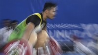 Lifter Aceh Dimas Setiya Darma melakukan angkatan snatch dalam kelas 102 kg putra PON XXI Aceh-Sumut 2024 di GOR Seuramoe Angkat Besi Harapan Bangsa, Banda Aceh, Aceh, Minggu (8/9/2024). 