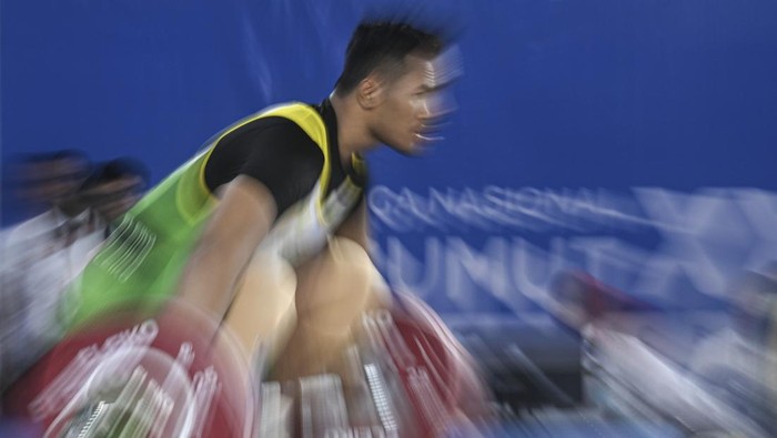 Lifter Aceh Dimas Setiya Darma (tengah), ifter Jawa Tengah Henokh Aldi Saputra (kiri), dan lifter Lampung Roy Samsul Bahri berfoto bersama usai bertanding dalam kelas 102 kg putra PON XXI Aceh-Sumut 2024 di GOR Seuramoe Angkat Besi Harapan Bangsa, Banda Aceh, Aceh, Minggu (8/9/2024). Dimas Setiya Darma berhasil meraih medali emas dengan total angkatan 325 kg sekaligus memecahkan rekon nasional sedangkan medali perak diraih lifter Jawa Tengah Henokh Aldi Saputra dengan total angkatan 323 kg dan medali perunggu diraih lifter Lampung Roy Samsul Bahri dengan total angkatan 313 kg. ANTARA FOTO/Aprillio Akbar/aww.