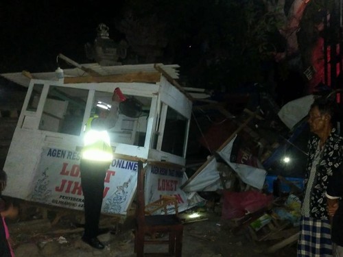 Loket tiket online yang hancur akibat tertabrak truk di Jalan Utama Denpasar-Gilimanuk, tepatnya di depan Karantina Pertanian Gilimanuk, Kabupaten Jembrana, Bali, Sabtu (7/9/2024). (dok. Polres Jembrana)