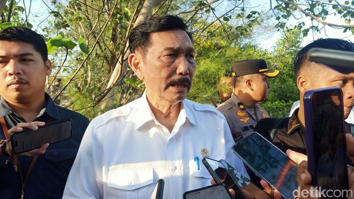 Luhut Binsar Panjaitan saat diwawancarai di KEK Kura-Kura, Denpasar, Bali, Minggu (8/9/20204).