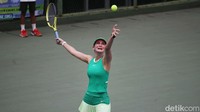 Acara sportainment kembali tersaji di Jakarta. Kali ini yang tanding tak main-main, ada petenis dunia Eugenie Bouchard melawan artis Luna Maya.