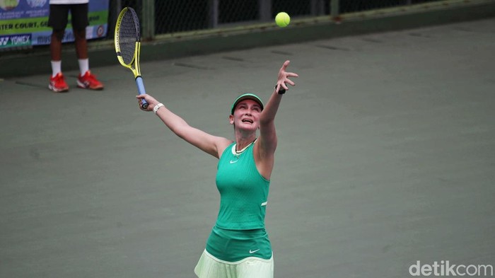 Luna Maya-Maria Selena Adu Tenis Bareng Eugenie Bouchard Artis Luna Maya dan Maria Selena bertanding melawanΒ Eugenie Borchard di Lapangan Tenis Outdoor GBK, Jakarta, Minggu (8/9/2024).