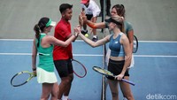 Artis Luna Maya dan Maria Selena bertanding melawan Eugenie Bouchard di Lapangan Tenis Outdoor GBK, Jakarta, Minggu (8/9/2024).