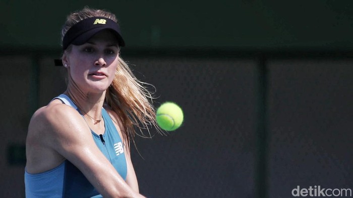 Petenis Kanada Eugenie Bouchard melakukan sesi pertandingan di Tenis Outdoor GBK, Jakarta, Minggu (8/9/2024).