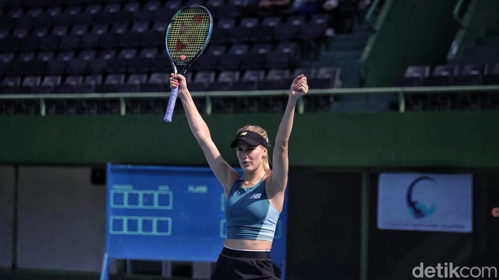 Petenis Kanada Eugenie Bouchard melakukan sesi pertandingan di Tenis Outdoor GBK, Jakarta, Minggu (8/9/2024).