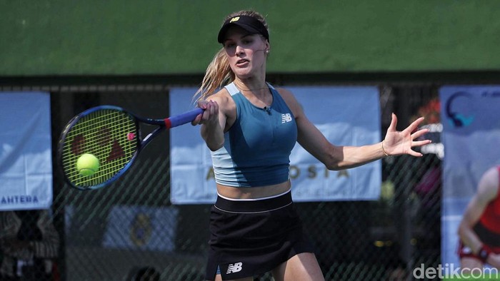 Petenis Kanada Eugenie Bouchard melakukan sesi pertandingan di Tenis Outdoor GBK, Jakarta, Minggu (8/9/2024).