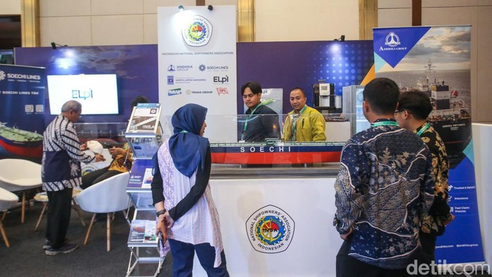 Pengunjung melihat miniatur kapal yang tergabung dalam Indonesian National Shipowners' Association di Hub Space 2024.