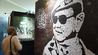 Pengunjung melihat hasil karya wajah Presiden Jokowi dan Presiden Terpilih Prabowo.