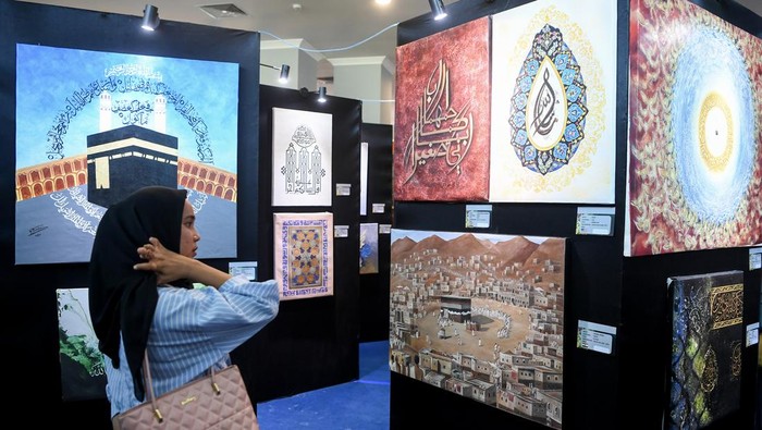 Pengunjung mengamati kaligrafi dalam Pameran Kaligrafi Internasional pada MTQ Nasional ke-30 Expo di Convention Hall, Gelora Kadrie Oening, Samarinda, Kalimantan Timur, Minggu (8/9/2024). Pameran yang diselenggarakan secara luring dan daring tersebut menampilkan sekitar 270 karya kaligrafi dari 71 seniman Indonesia dan 86 seniman dari 35 negara asing. ANTARA FOTO/M Risyal Hidayat/nym.