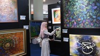 Pameran yang diselenggarakan secara luring dan daring tersebut menampilkan sekitar 270 karya kaligrafi dari 71 seniman Indonesia dan 86 seniman dari 35 negara asing.