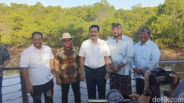 Menko Marves Luhut Binsar Panjaitan bersama Pj Gubernur Bali Sang Made Mahendrqa Jaya dan para calon Pilgub Bali di KEK Kura-Kura Bali, Denpasar, Minggu (8/9/2024). (Ni Made Lastri Karsiani Putri/detikBali)