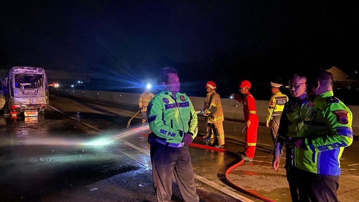 Mobil Elf terbakar di Tol Boyolali, Sabtu malam (7/9/2024).