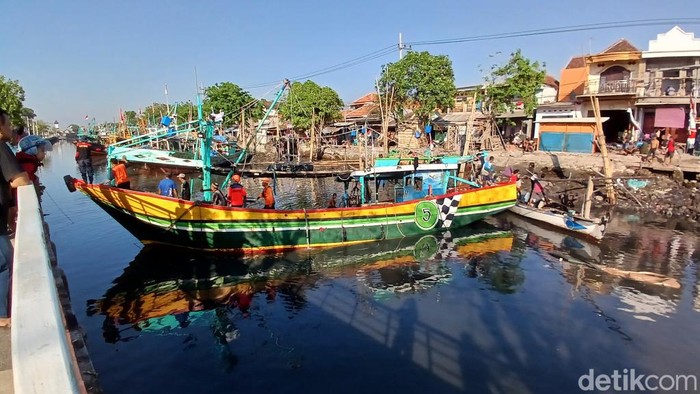 Nelayan keluhkan banyaknya batu tajam di Pelabuhan Pasuruan