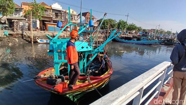 Nelayan keluhkan banyaknya batu tajam di Pelabuhan Pasuruan
