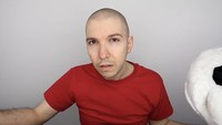 Kini akun YouTubenya kembali aktif dan sosoknya muncul di depan kamera. Penampilannya berubah drastis usai menurunkam berat badan hingga 113 kilogram. Foto: YouTube/Nikocado Avocado