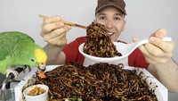 Ia juga menyiapkan sebuah sendok keramik berukuran besar. Maksudnya sendok tersebut digunakan untuk memudahkan menyuapkan mie ke dalam mulut. Foto: YouTube/Nikocado Avocado