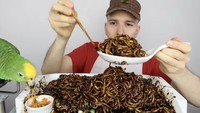 Ia tak berhenti sama sekali. Suapan besae demi suapan besar masuk ke dalam mulutnya seperti YouTuber mukbang pada umumnya. Foto: YouTube/Nikocado Avocado