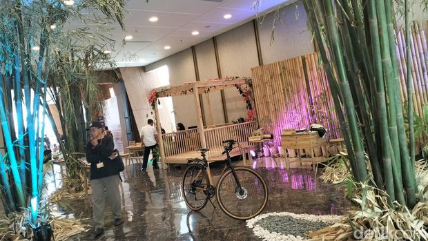 Nuasa bambu dalam kegiatan Impact Investment Day (IID) 2024 di hotel Meruorah, Labuan Bajo, Manggarai Barat, Nusa Tenggara Timur (NTT), Minggu (8/9/2024). (Ambrosius Ardin)