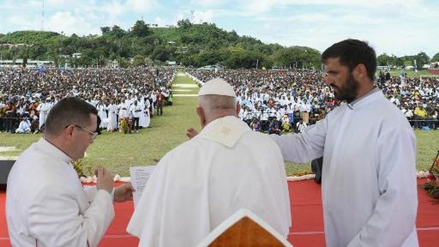 This handout picture taken and released on September 8, 2024 by the Vatican Press Office shows Pope Francis during a meeting with Catholic faithful of the diocese of Vanimo in front of Holy Cross Cathedral in Vanimo, Papua New Guinea, on September 8, 2024. (Photo by Handout / VATICAN MEDIA / AFP) / RESTRICTED TO EDITORIAL USE - MANDATORY CREDIT 