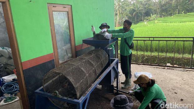 Pekerja memproses sampah organik di TPS3R di Desa Keliki, Gianyar, Bali, Minggu (8/9/2024).
