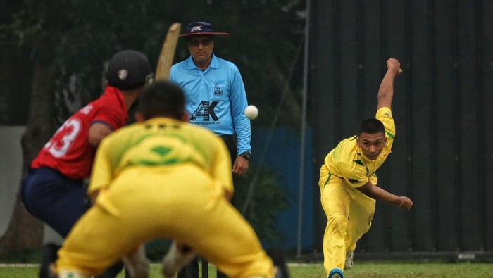 Pelempar tim Kriket Sumut melempar bola ke arah lawan (Foto: Dok. PB PON Sumut)
