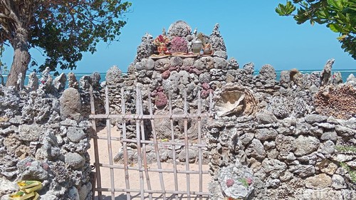 Pelinggih Segara yang dibangun menggunakan batu karang di Pantai Karang, Sanur, Kota Denpasar, Minggu (8/9/2024). (Aryo Mahendro/detikBali)