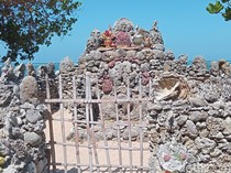 Pelinggih Estetik dari Batu Karang di Sanur, Jadi Tempat Ritual Sebelum Yoga